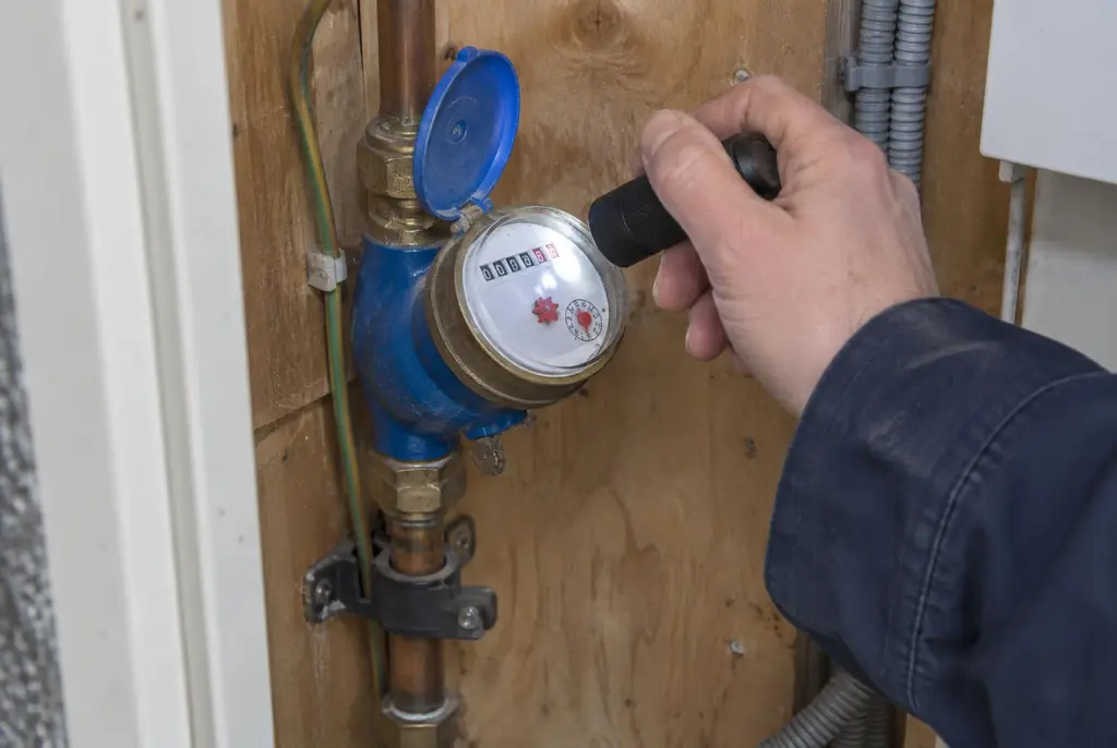 Lekdetectie Leusden – watermeter in de meterkast controleren met een zaklamp